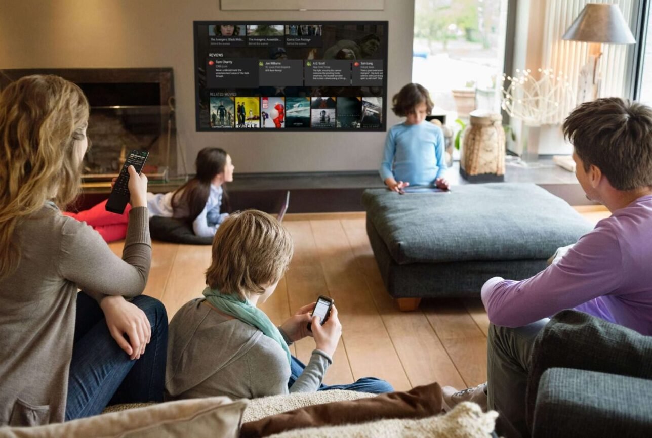 Familia disfrutando de Auralis IPTV en Smart TV